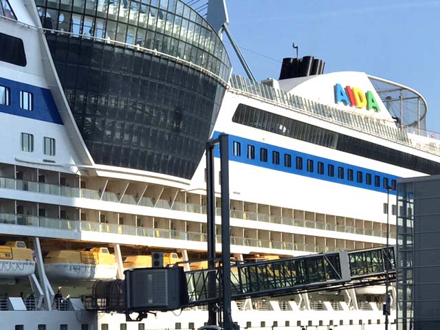 Cruiseschip ms AIDAsol van AIDA Cruises aan de Cruise Terminal Rotterdam